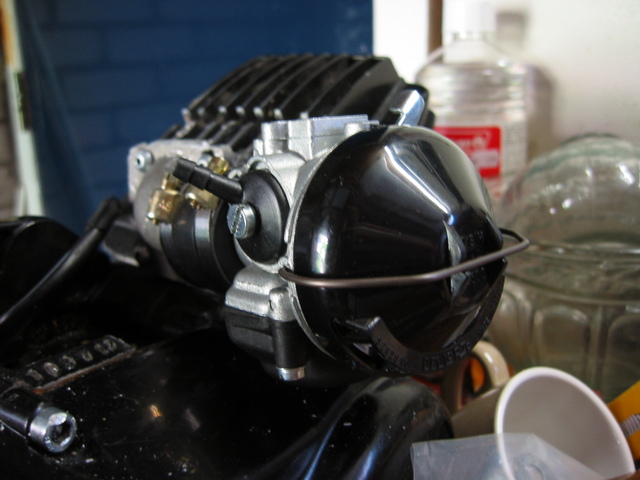 Bestand:Mina spruitstuk + rubber + carburateur gemonteerd op cilinder.jpg